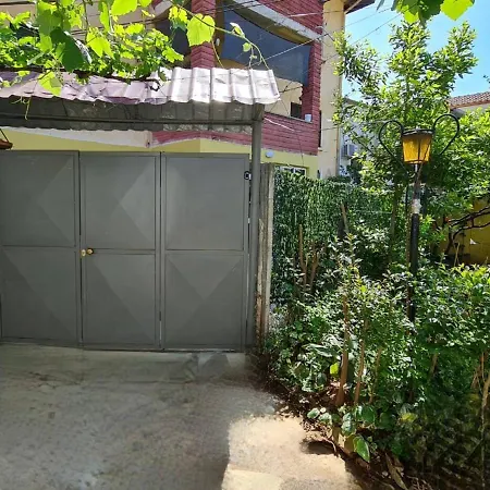 Jon's * טיראנה